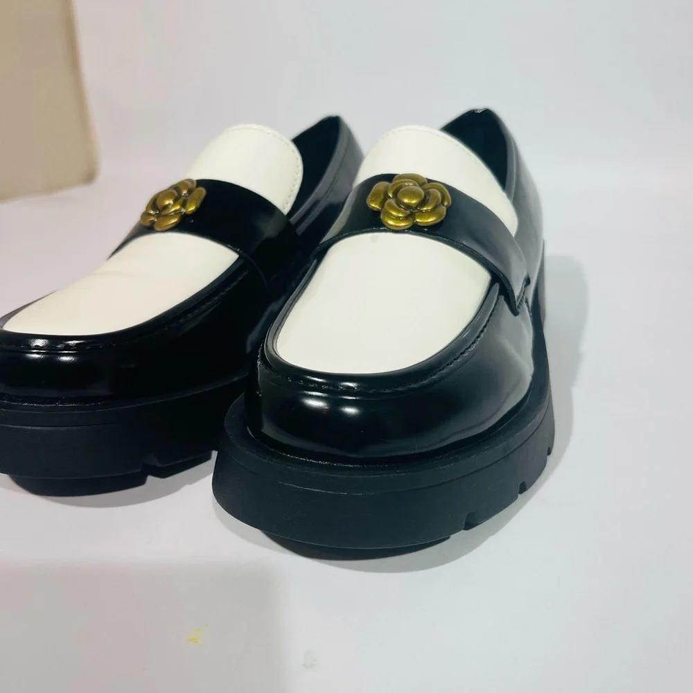 Elegant Black and White Loafers - Picture 3 of 13